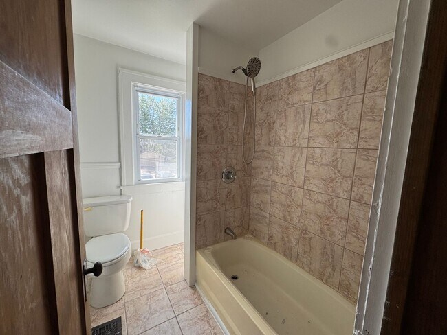 Building Photo - 2 Bed, 1 Bath Townhome Across from Stephen...