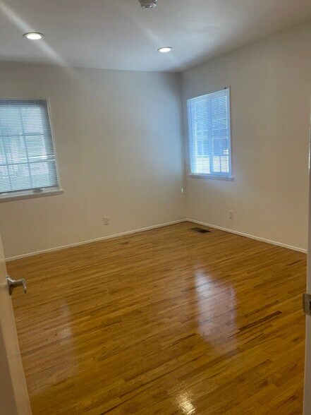 Building Photo - 536 N Van Ness Ave