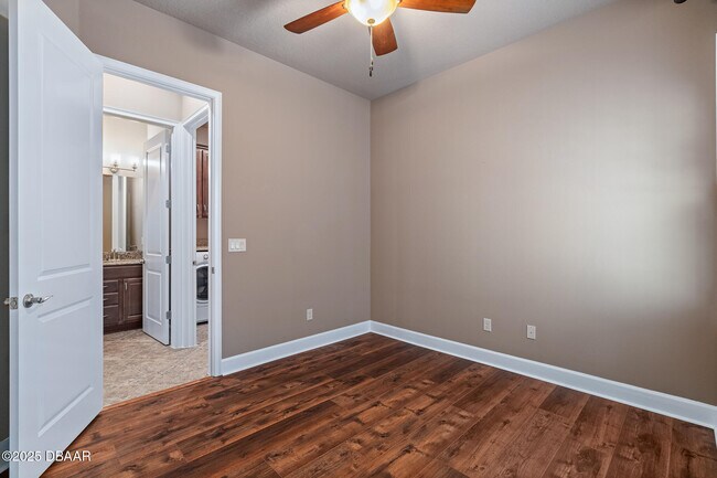 Building Photo - 829 Pinewood Dr