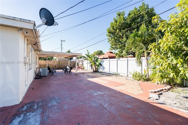 Building Photo - 690 E 10th Ave