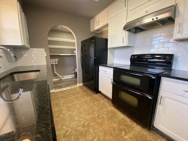 Building Photo - 713 N Dallas Ave