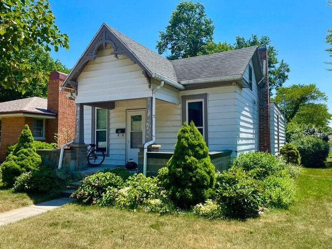 Primary Photo - Three Bedroom Close To Campus