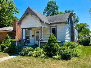 Building Photo - Three Bedroom Close To Campus