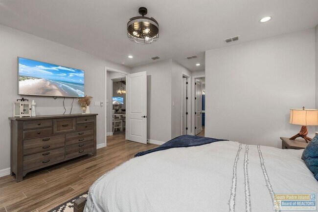 Building Photo - 124 Torrey Pines Dr
