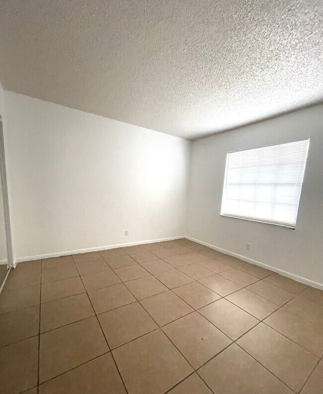 Building Photo - LARGE NEWLY RENOVATED 3 BEDROOM APARTMENTS Application fee is waived during move in