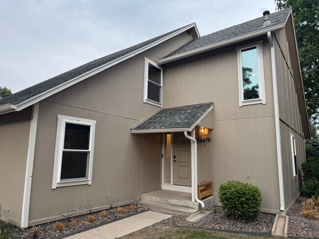 Building Photo - Aurora Townhome Right on the Golf Course