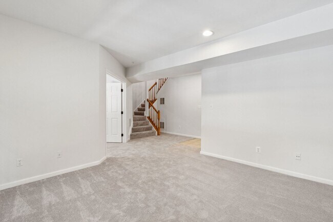 Building Photo - Beautiful 3-level colonial-style town home...