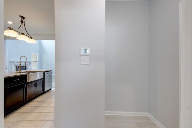 Building Photo - mega Huge wow. 4 bed 3 bath.