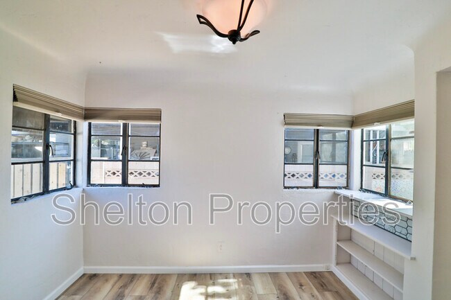 Building Photo - 1802 N Laurel Ave