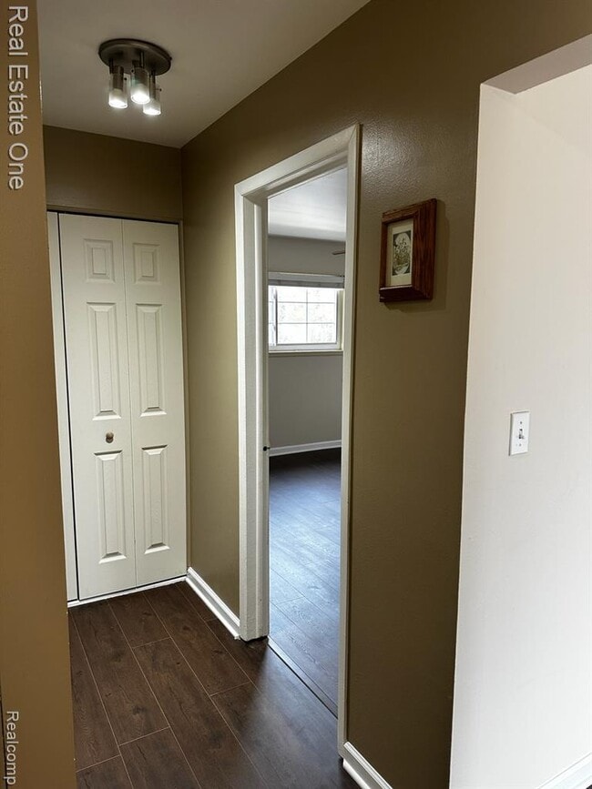 Building Photo - 780 E Fox Hills Dr