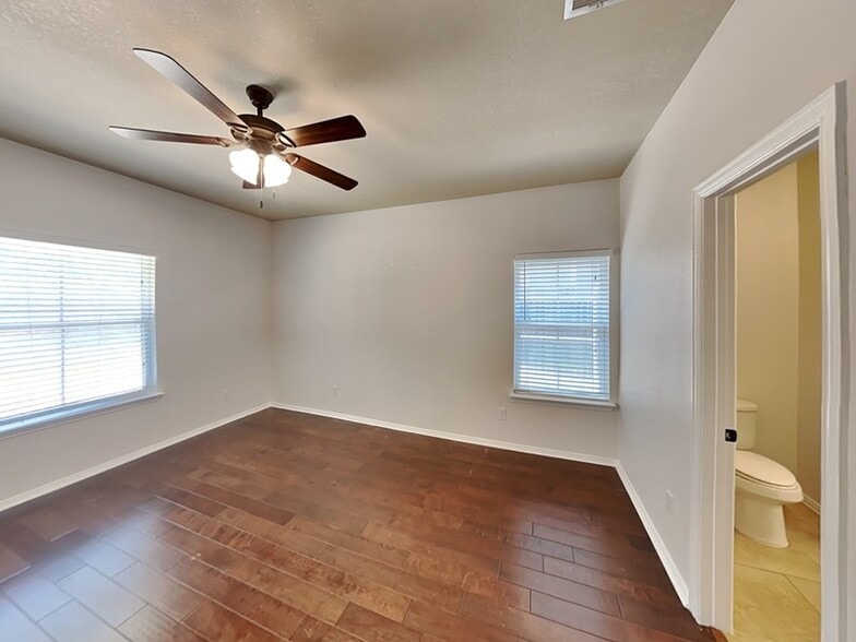 Building Photo - 4921 Locke Ave