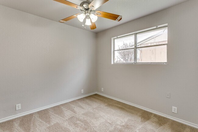 Building Photo - 712 SW Sunset Ln