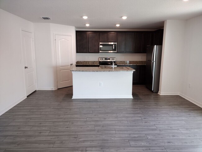Building Photo - Beautiful 4 bedroom 2.5 Bathroom House For...