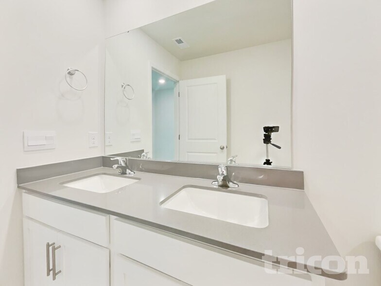 Building Photo - 141 Chapel Dr