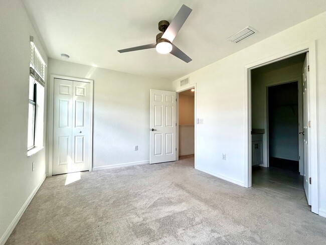 Building Photo - New 3 Bed 2.5 Bath w/ 1 Garage Condo