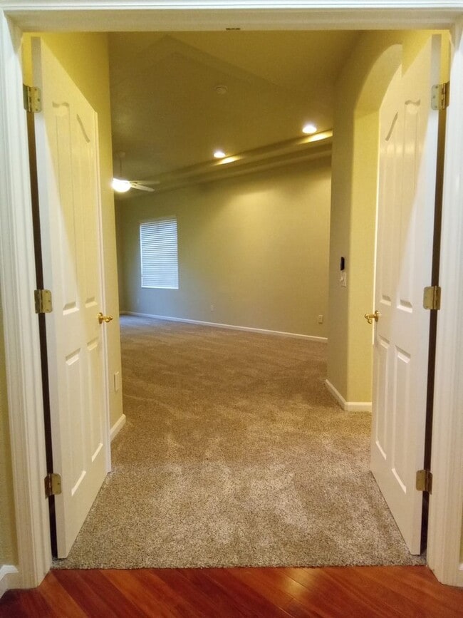 Building Photo - Gated: Single Story Heritage Oaks 3 Bedroom Plus Office/Den 3 Car Garage with lots of built in fo...