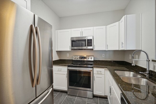 Building Photo - Updated 1br in control access building in Gates of Mclean.