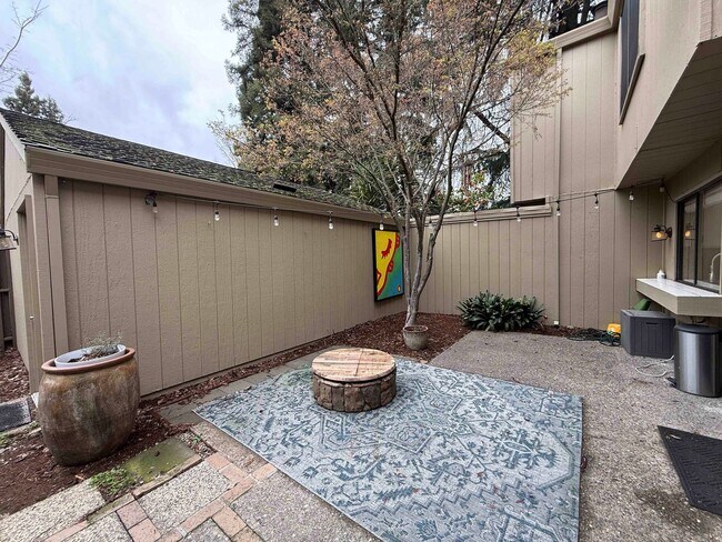 Building Photo - Fabulous Campus Commons 3 Bedroom