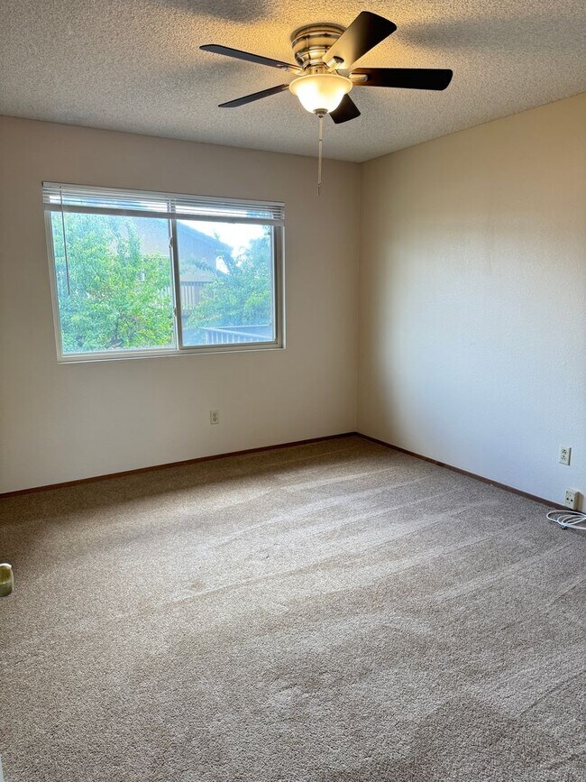 Building Photo - 4 bedroom 2.5 bathroom