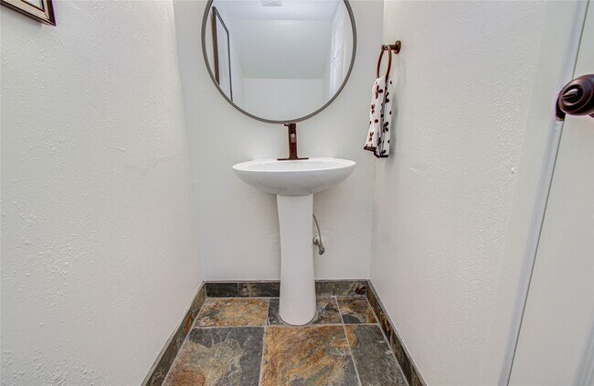 Building Photo - 15309 Kingfield Dr