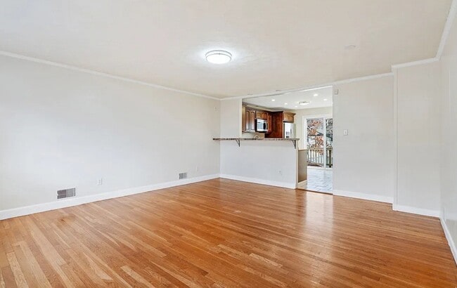 Building Photo - 32 Violet St