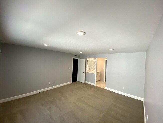 Building Photo - Stylish 2-Bed Apartment