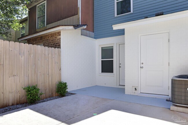Building Photo - 2106 Schwab Ct
