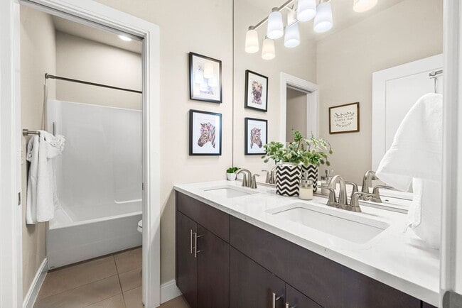 Building Photo - Upscale Three Bedroom