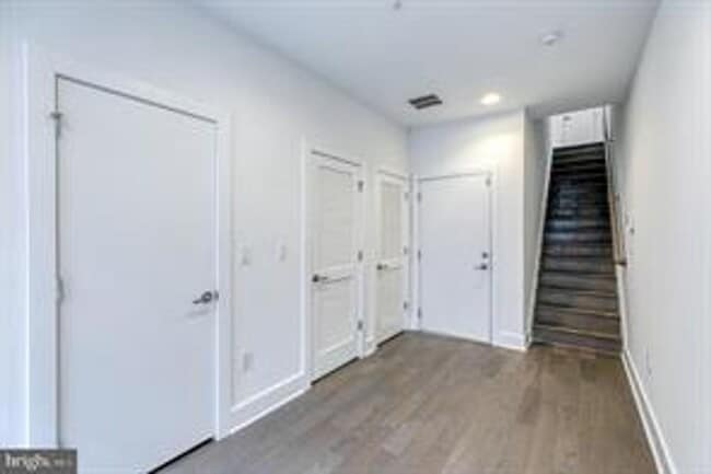 Building Photo - Northern Liberties Townhome with Parking