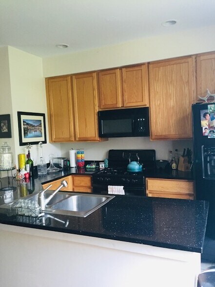 Building Photo - 556 E 32nd St