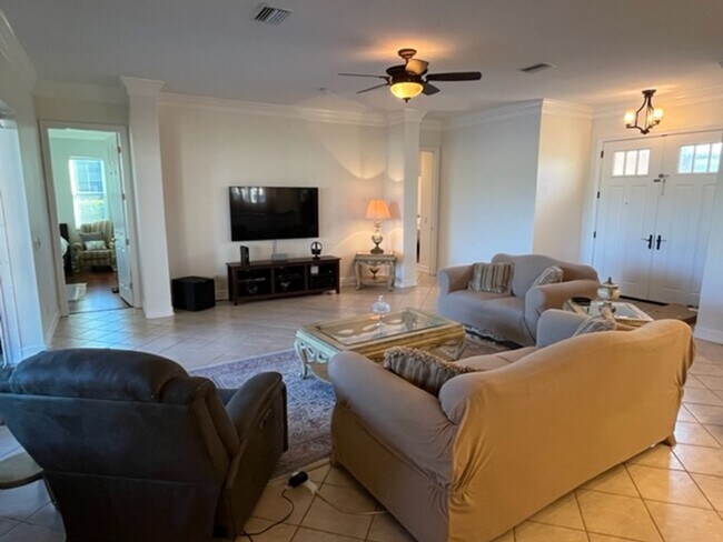 Building Photo - 12561 Lake Run Dr