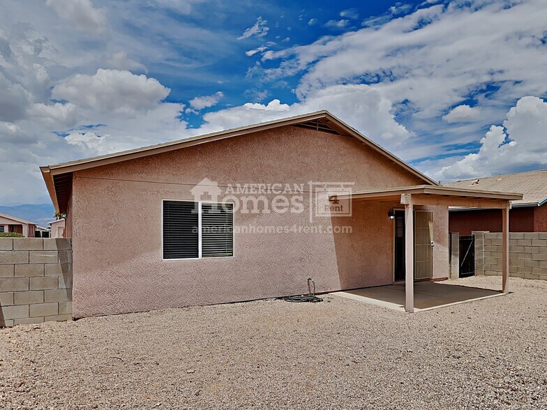 Building Photo - 9050 E Glenmont Dr