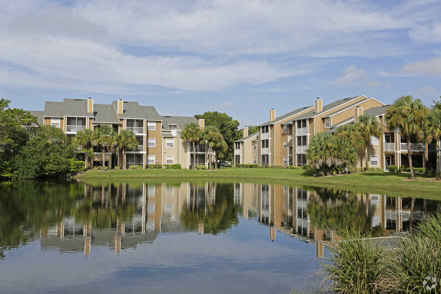 THE RETREAT AT VISTA LAKE - 3701 Winkler Ave Fort Myers FL 33916 ...