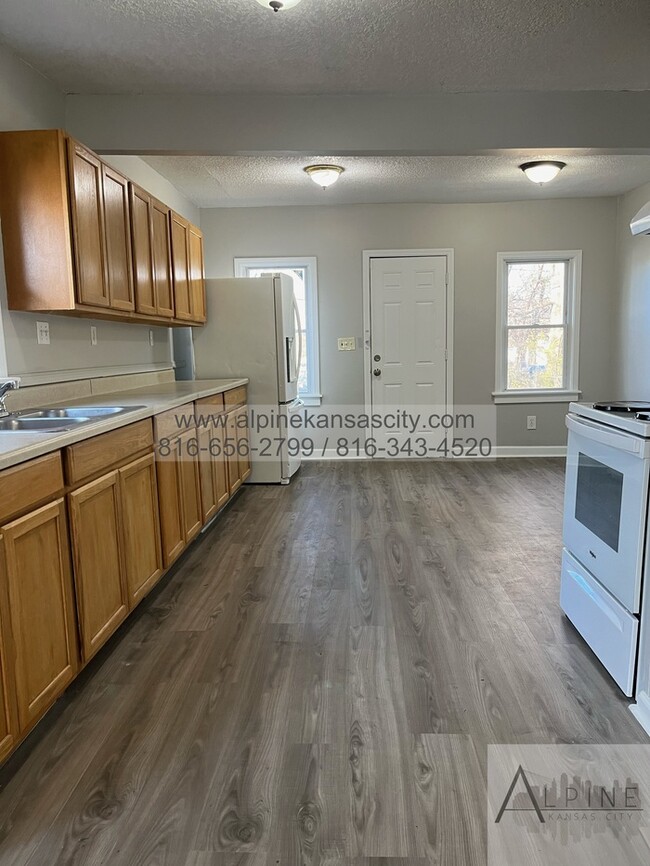 Building Photo - Spacious Upstairs Loft!