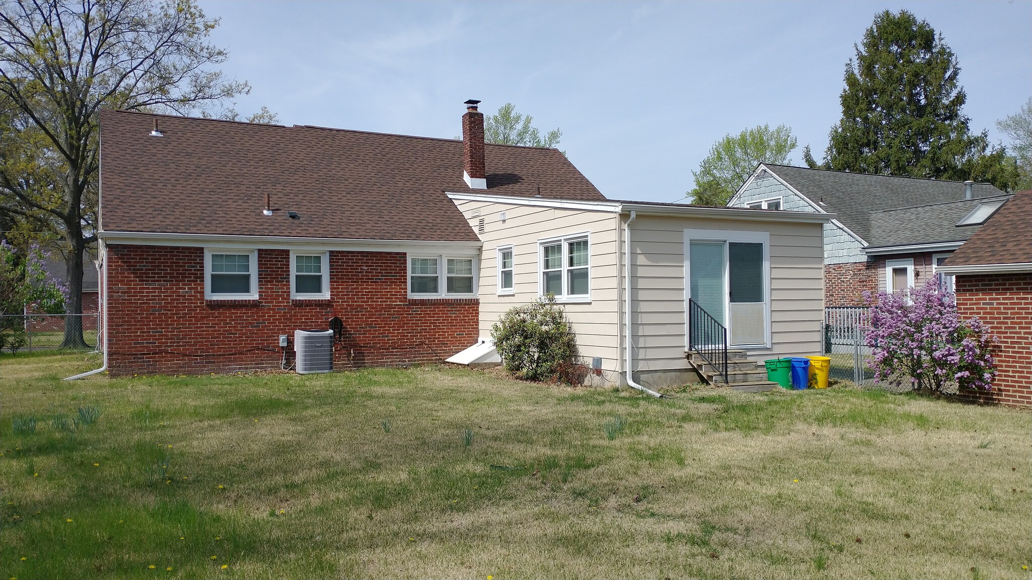Building Photo - 1025 Oakwood Rd