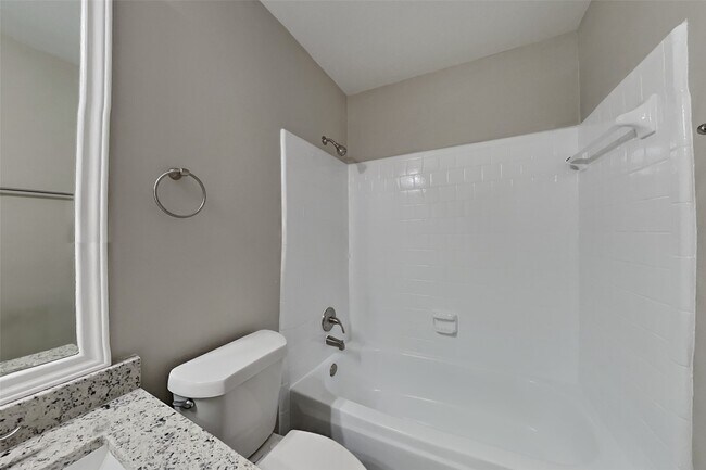 Building Photo - 19018 Oakway Dr