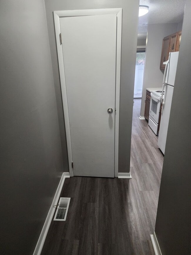 Building Photo - Newly updated 2 bedroom 1.5  bath