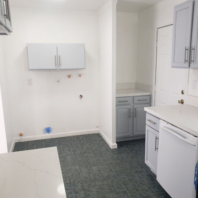 Building Photo - 6363 Carlo Dr