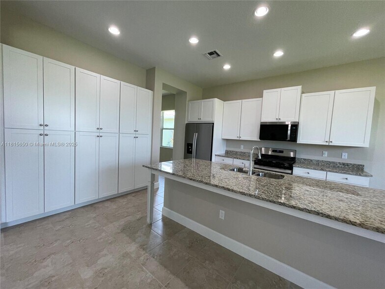 Primary Photo - 15180 Wildwood Cir