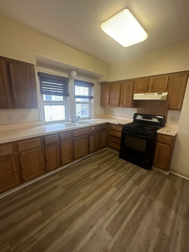 Building Photo - 4bd Single Section 8