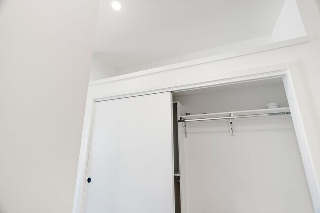 Building Photo - Modern downtown condo studio with private balcony & parking space.