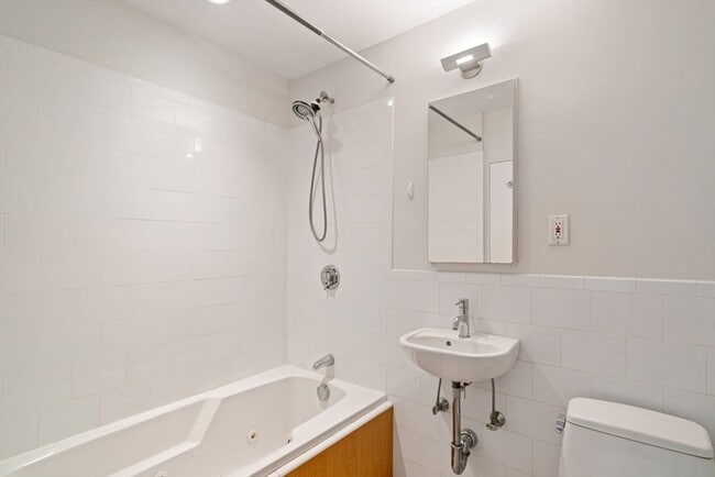 Building Photo - 17 Cazenove St