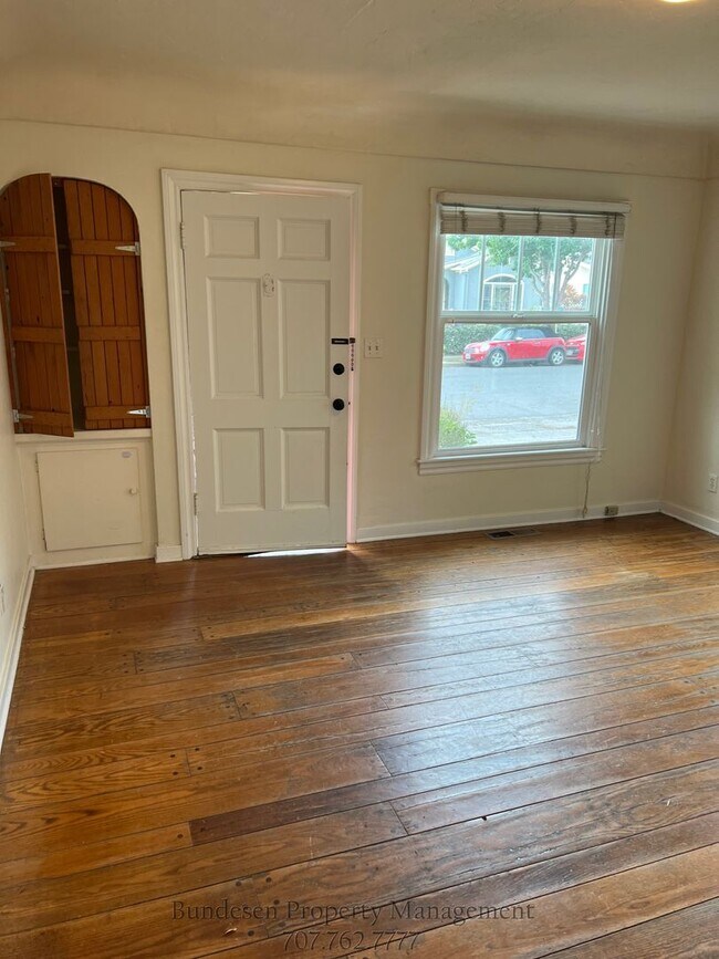 Building Photo - Charming 1 Bedroom Home with Hardwood Floors & Private Backyard