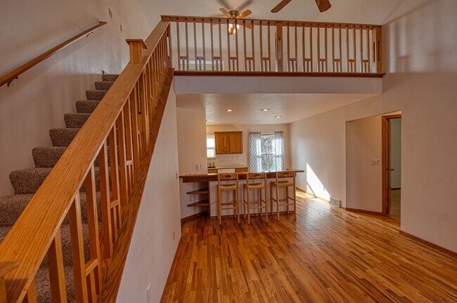 Building Photo - 3B/3B in The Shores with Finished Basement and 2 Car Garage!