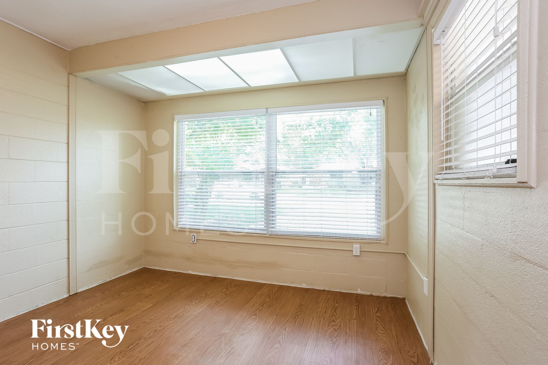 Building Photo - 5425 13th Ave N