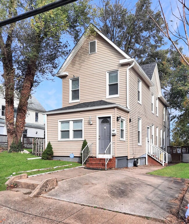 Primary Photo - Upgraded 4BR/2.5BA SFH with 1st fl BR. Nea...