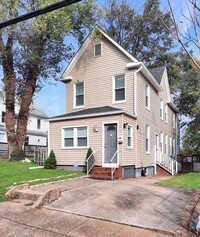 Building Photo - Upgraded 4BR/2.5BA SFH with 1st fl BR. Nea...