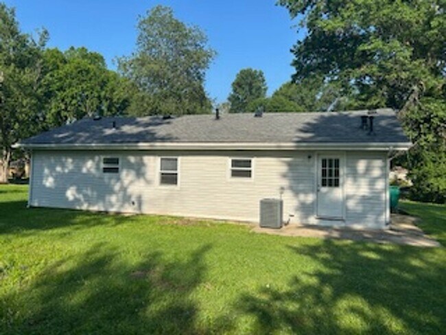 Building Photo - 3 Bedroom, 2 Bathroom Home
