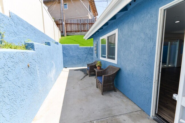 Building Photo - 257 Avenida Victoria