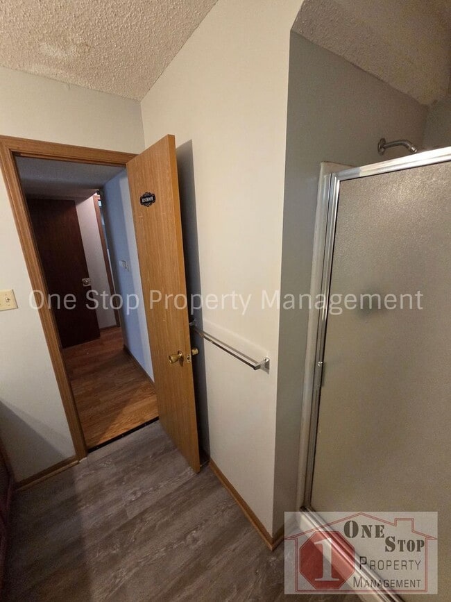Building Photo - 3 Bedroom 1.5 Bathroom Duplex with 1 car garage in North Kansas City